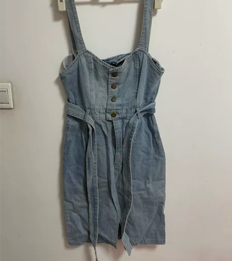 牛仔背带裙 闲置很久了 便宜出一个邮费钱 ...