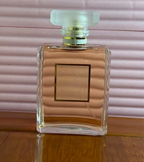 香奈儿coco香水100ml 自用闲置,不是全新,盒子还在,... 香奈儿coco香水100ml 自用闲置,不是全新,盒子还在,...