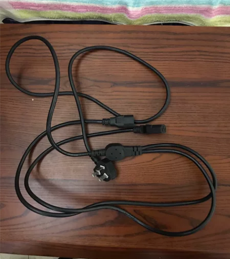 电脑电源线三条。一条一分二的，长2.1米。...