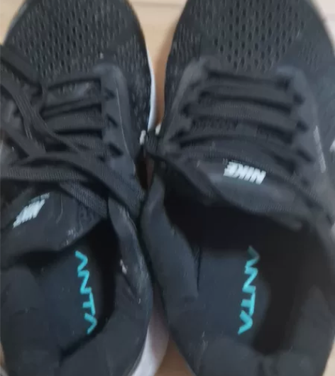 正版耐克，伊拉克成色，原装鞋垫丢了，所以用...