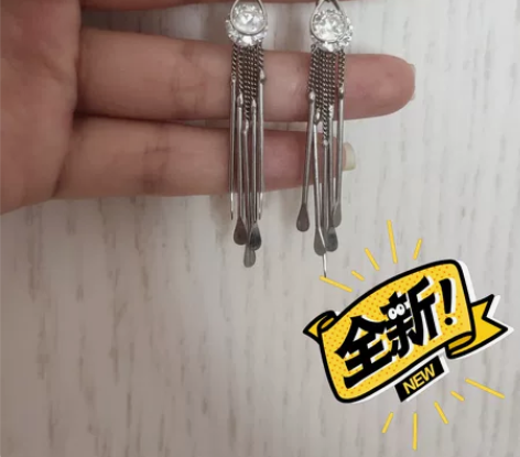 全新名创优品钻石银色耳环，年初名创优品购入...