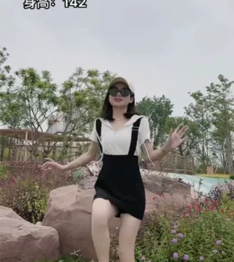 刚买回来搭配衣服，背带裙很好看，，衣服太多...