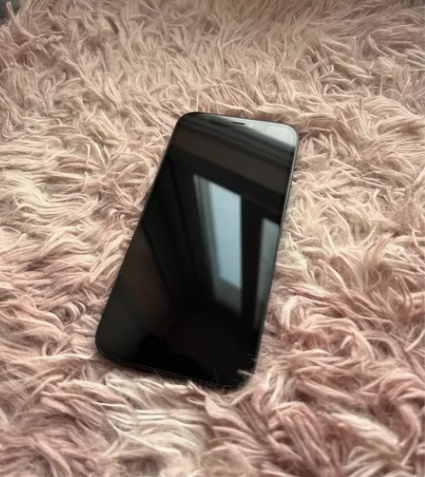 女生自用苹果12，美版无锁，背后玻璃有小裂...