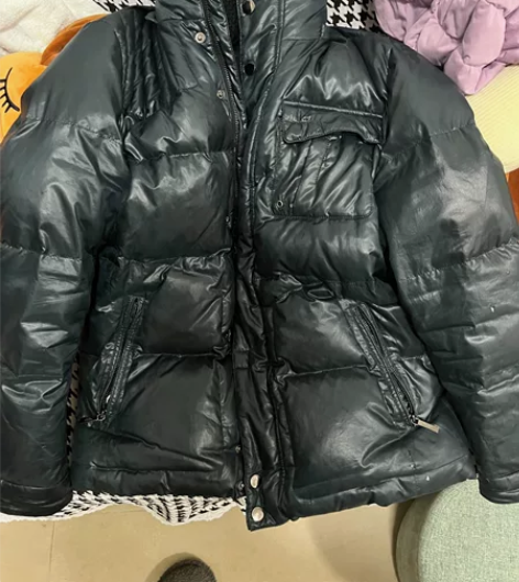 波司登羽绒服男。非常保暖、可惜后背刮了两条...