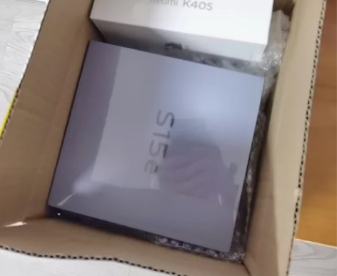 ViVO S15e金色和红米K40S黑色全...