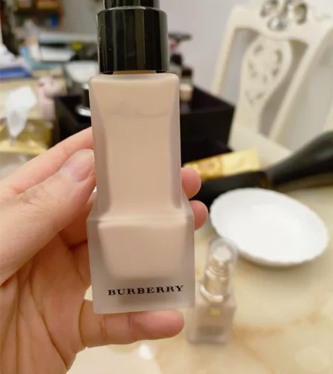 burberry柔雾持妆粉底 简装，没有盖...