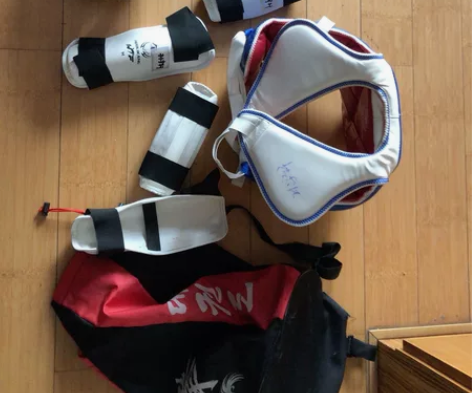 跆拳道护具，前两年孩子用的，有点旧了，使用...