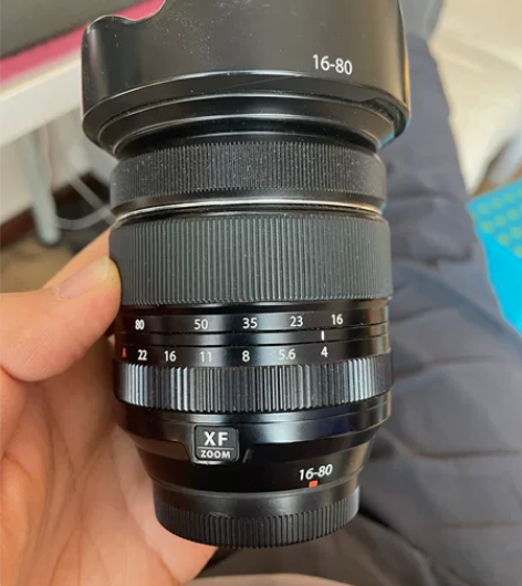 富士16-80F4镜头，成色如图，有磕碰的...