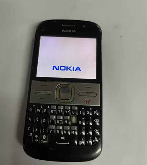 Nokia 诺基亚e5-00，手机功能完好...