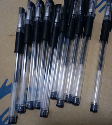 黑色中性笔，质量很好，书写顺畅不断墨，9....