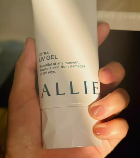 嘉娜宝防晒 拆包使用了一点 看不出容量但是...