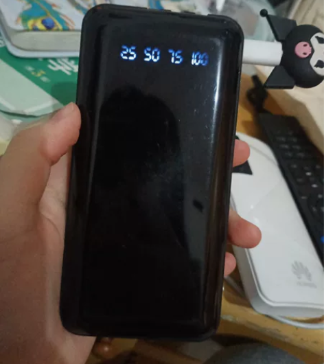 便宜出闲置充电宝两个40，黑色的可以开手电...