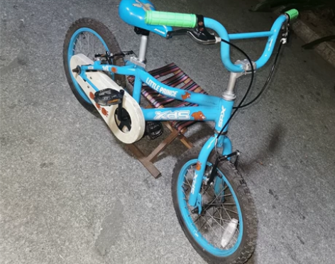 喜德盛16寸儿童自行车。 有辅助轮 车子在...