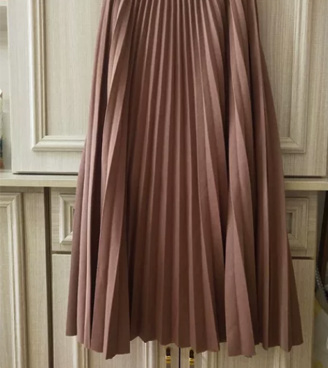 百褶裙M码可以穿到120斤，面料非常垂坠，...