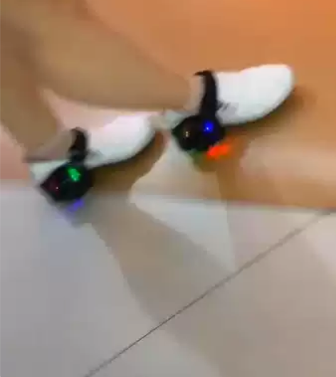 ?儿童后跟式闪光风火轮星空轮暴走鞋滑轮鞋代...