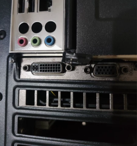 卖一台洋垃圾电脑。机箱显卡那里被我用钳子钳...