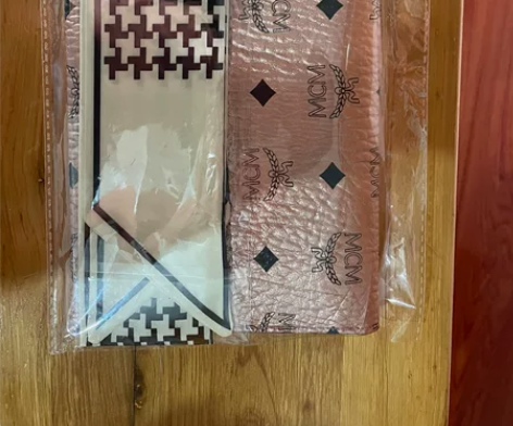 出mcm玫瑰金手拿包 赠送小丝巾 正品全新...