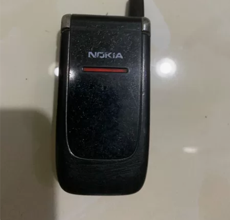 以前用过的诺基亚翻盖手机,有电池,但没充电...