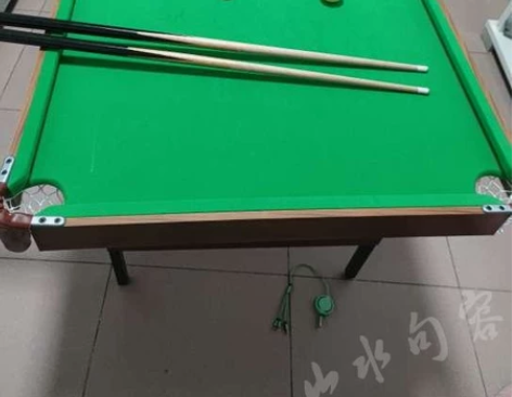 出售台球桌，才买半个月，非常新，一套球，两...