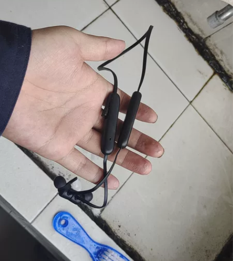 飞利浦耳机9月买的，没啥用，，一口价，谢绝...