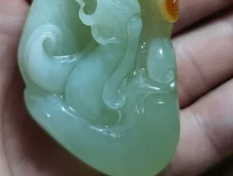 花玉仿古龙，纯天然俏色，手工雕刻，古龙古时...