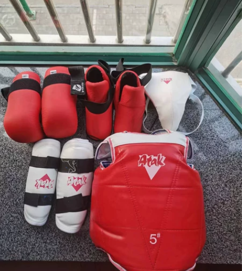 跆拳道护具一整套,在家就用了一次,全新一整...