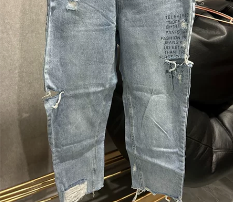 字母破洞牛仔裤 m码 不议价不交换 感兴趣...