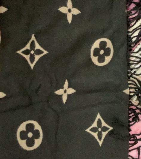 带过几次，平时不爱带围巾，双面颜色 感兴趣...