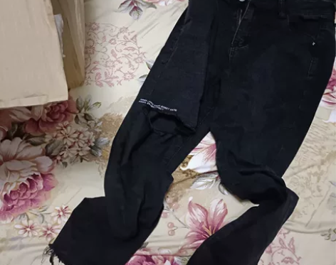 牛仔裤 s码 破洞很有个性 便宜出 一次没...