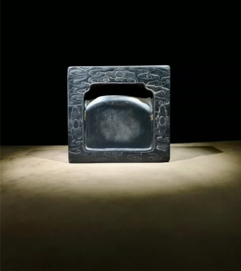 端砚，砚形古朴典雅，线条流畅。砚背部刻诗文...