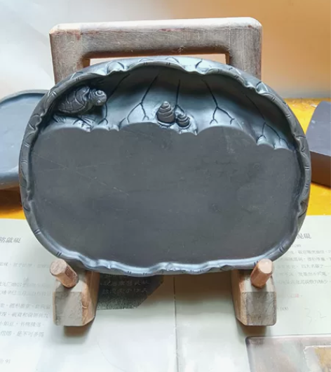 端砚：坑仔岩 作品名称：（荷趣砚）实用型。...