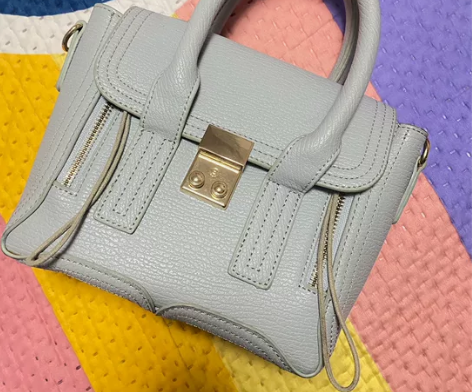 浅灰色手提包女包 几乎全新，没怎么背过，有...
