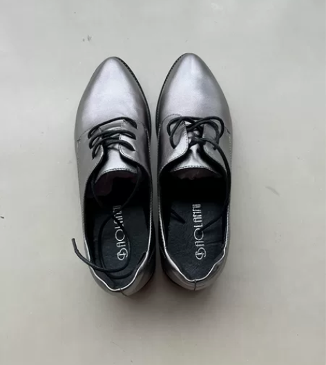 女士单鞋，头层牛皮，银色，38码，鞋跟2c...