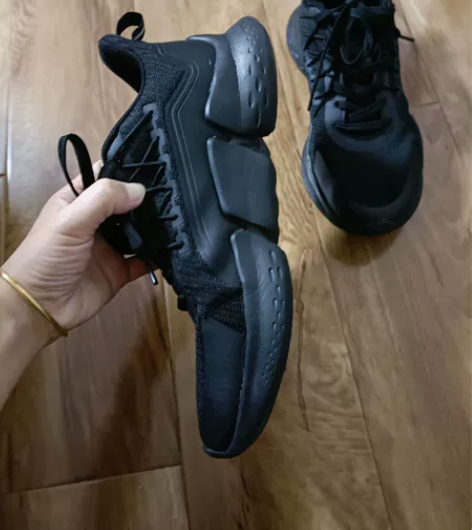 安踏运动鞋  40码  九成新 感兴趣的话...