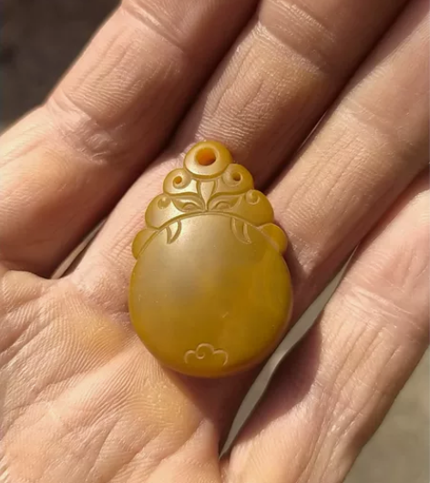 战国红，玉雕，双面雕刻，这块属于战国红里的...