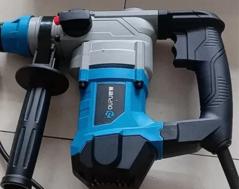 全新的电锤，功能正常，有个朔料工具箱。无杂...