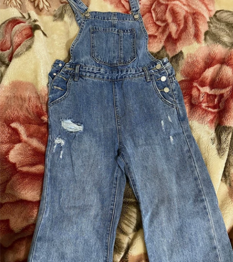 做旧背带牛仔裤女 实体店购入 衣服太多便宜...