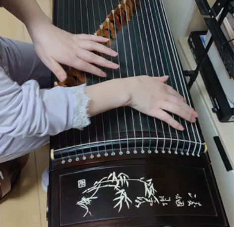 因搬家,低价转让全套古筝琴,古筝、凳子、谱...