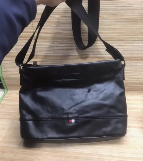 品牌男士单肩斜挎包 真皮头层牛皮黑色公文商...