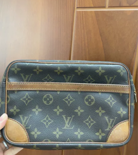 正品lv手拿包单肩包 挺旧了 肩带都坏掉了...