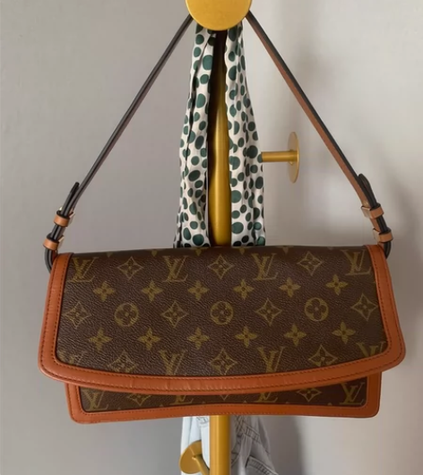 LV中古红皮手拿包信封包 29老花完好,成...