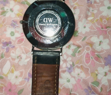 Dw手表。没有电池不走了，转卖掉。喜欢的来...