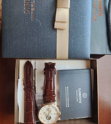 罗宾尼手表，带了不超过三次，闲置很久了，包...