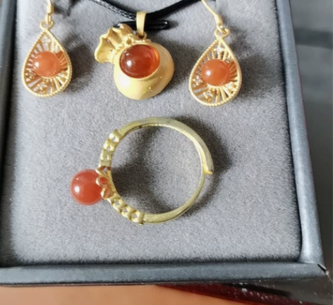 南红全套托是925彩银，闲置在家没戴过。买...