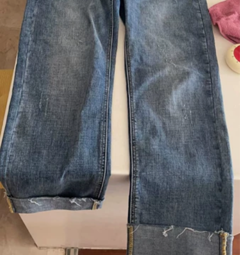 牛仔裤八九分吧，几乎全新 有弹力 穿着舒服...