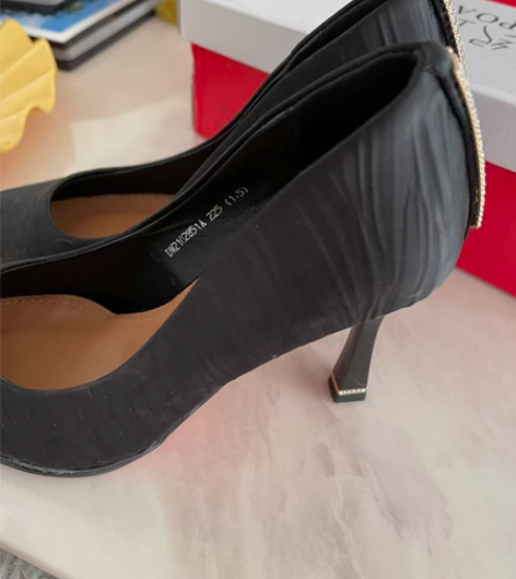 黑色性感单鞋全新7到8公分高。喜欢私聊我 ...