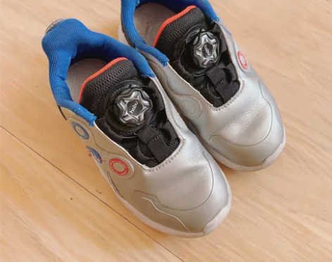 安踏纽扣童鞋 带闪灯 80包邮 不退换明显...