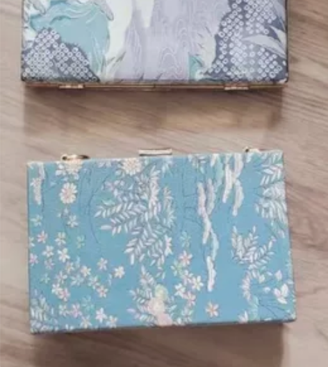 汉服搭配口金包 白色的扁一点背过一次 蓝色...