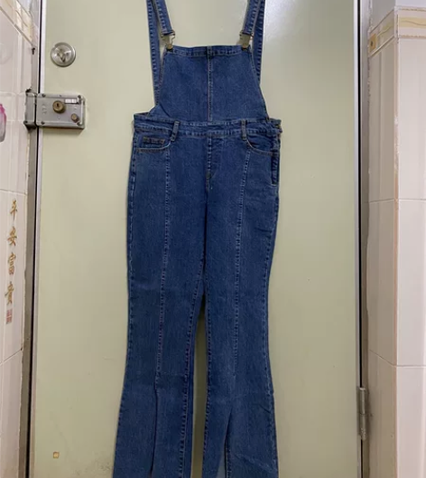 微喇背带牛仔裤，料子偏厚，九五新，搭配白衬...