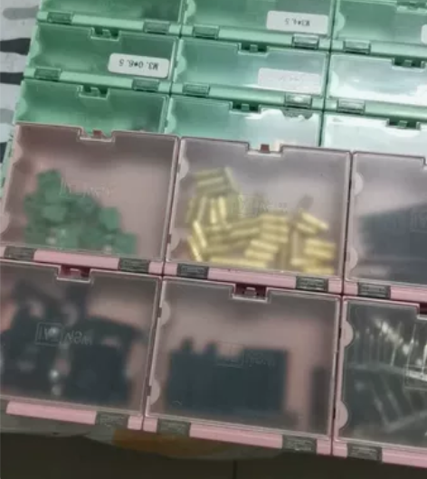 贴片原件盒零件盒，盒子里面的螺丝跟其他东西...